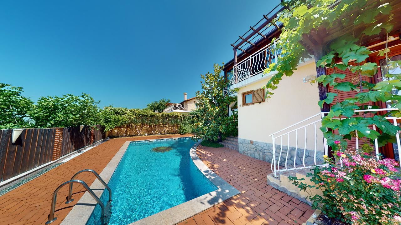 Třípatrový dům s bazénem a panoramatickým výhledem – jen 3 km od Sunny Beach