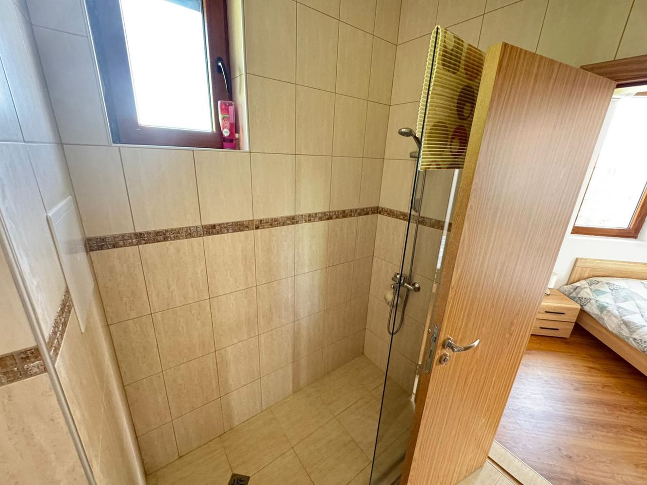 Dvoupodlažní dům se třemi ložnicemi, velkou zahradou a bazénem v Kableshkovo – útulnost, styl a klid v jednom