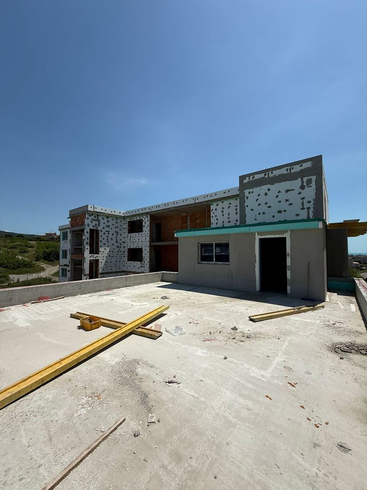Luxusní prostorný dům s panoramatickými terasami a vlastní zahradou v moderním komplexu u moře