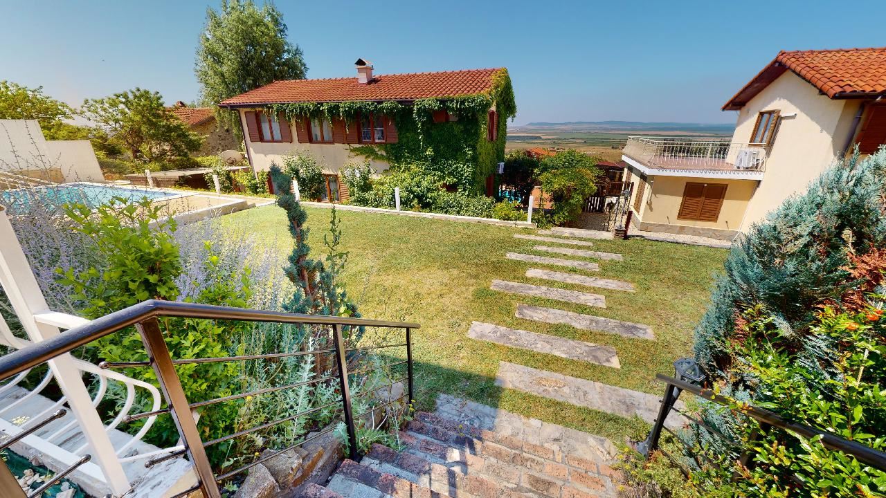 Třípatrový dům s bazénem a panoramatickým výhledem – jen 3 km od Sunny Beach