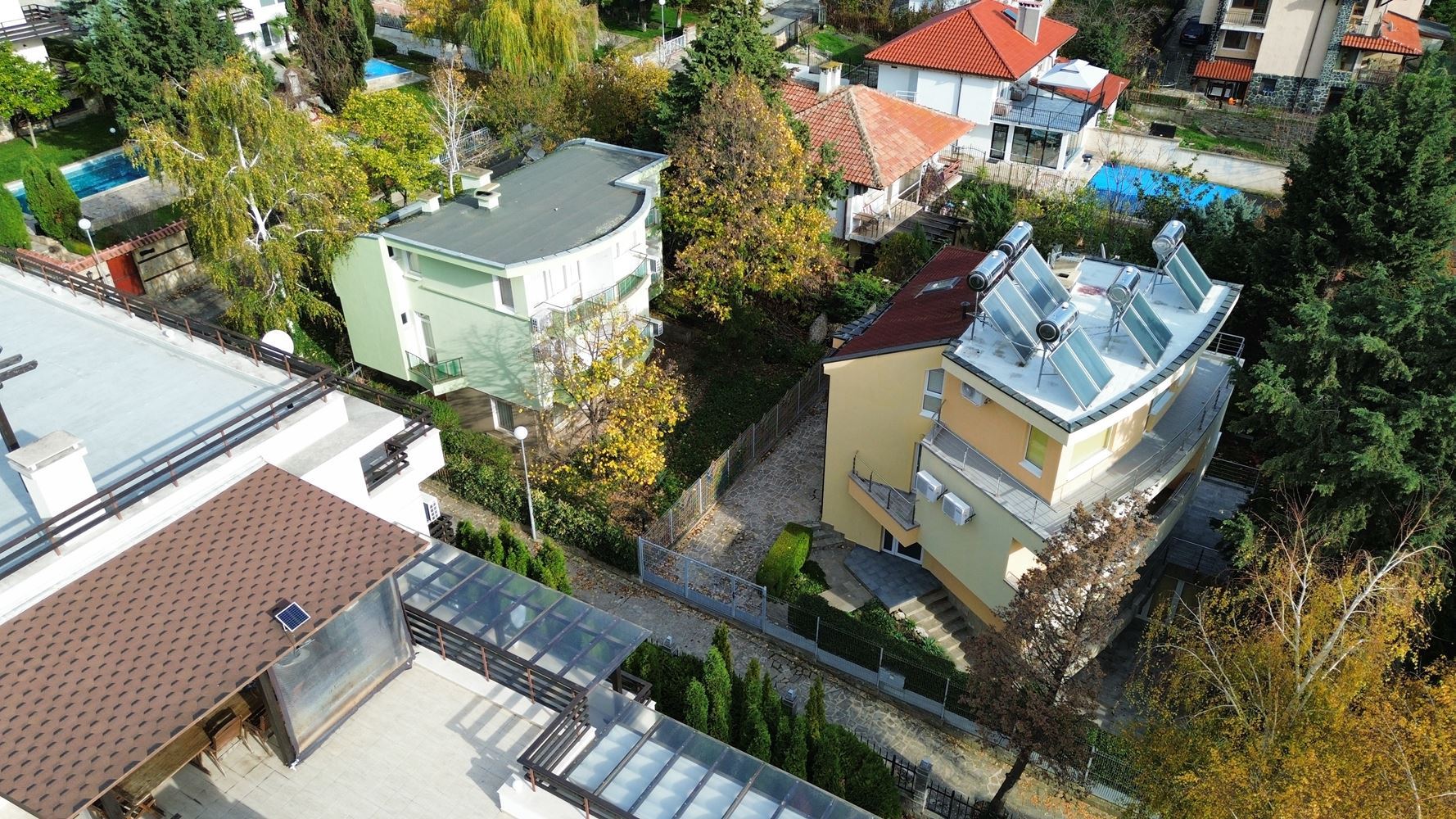 Panoramatický čtyřpatrový dům se 8 ložnicemi a výhledem na moře v letovisku Slunečný břeh – bez poplatku za údržbu