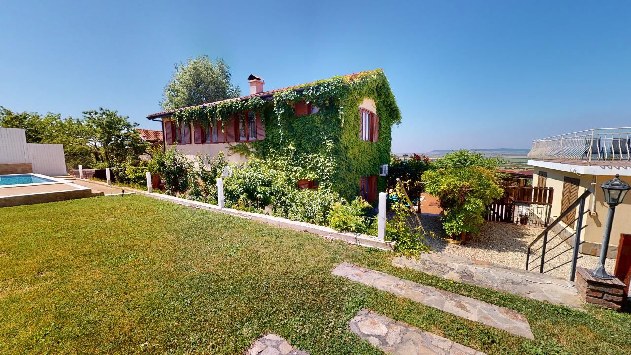 Třípatrový dům s bazénem a panoramatickým výhledem – jen 3 km od Sunny Beach