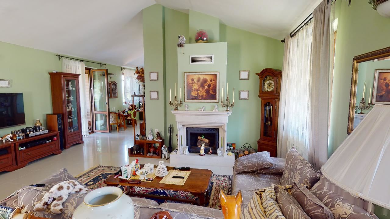 Třípatrový dům s bazénem a panoramatickým výhledem – jen 3 km od Sunny Beach