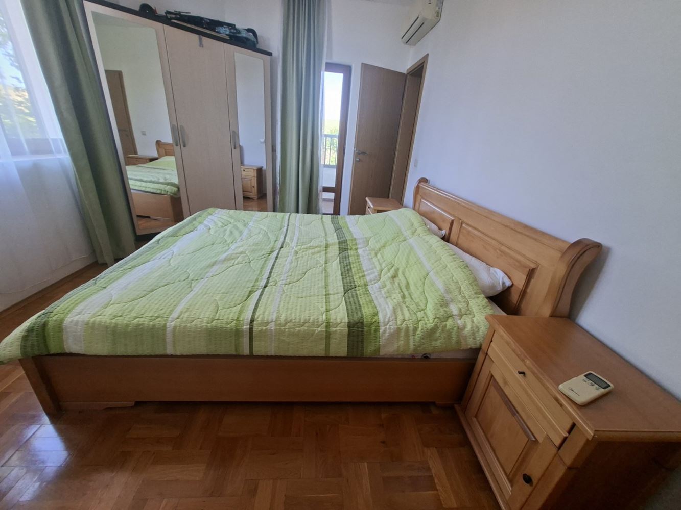 Dvoupodlažní dům s výhledem na moře, vlastním dvorem a parkovacím místem v uzavřeném komplexu
