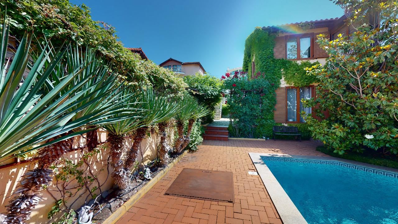 Třípatrový dům s bazénem a panoramatickým výhledem – jen 3 km od Sunny Beach