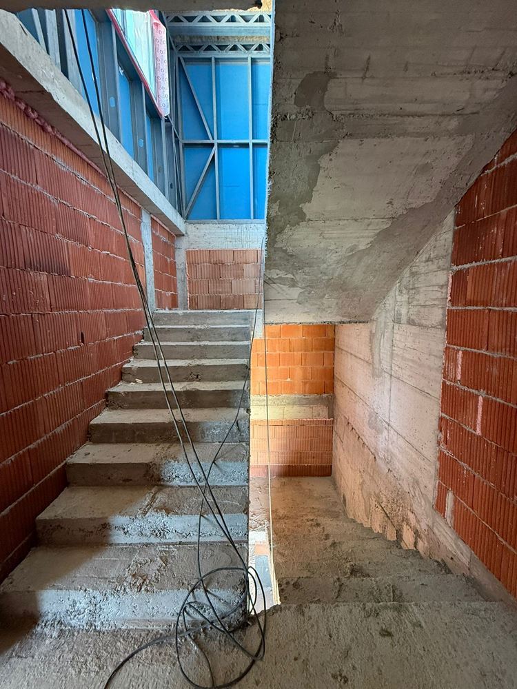Luxusní prostorný dům s panoramatickými terasami a vlastní zahradou v moderním komplexu u moře