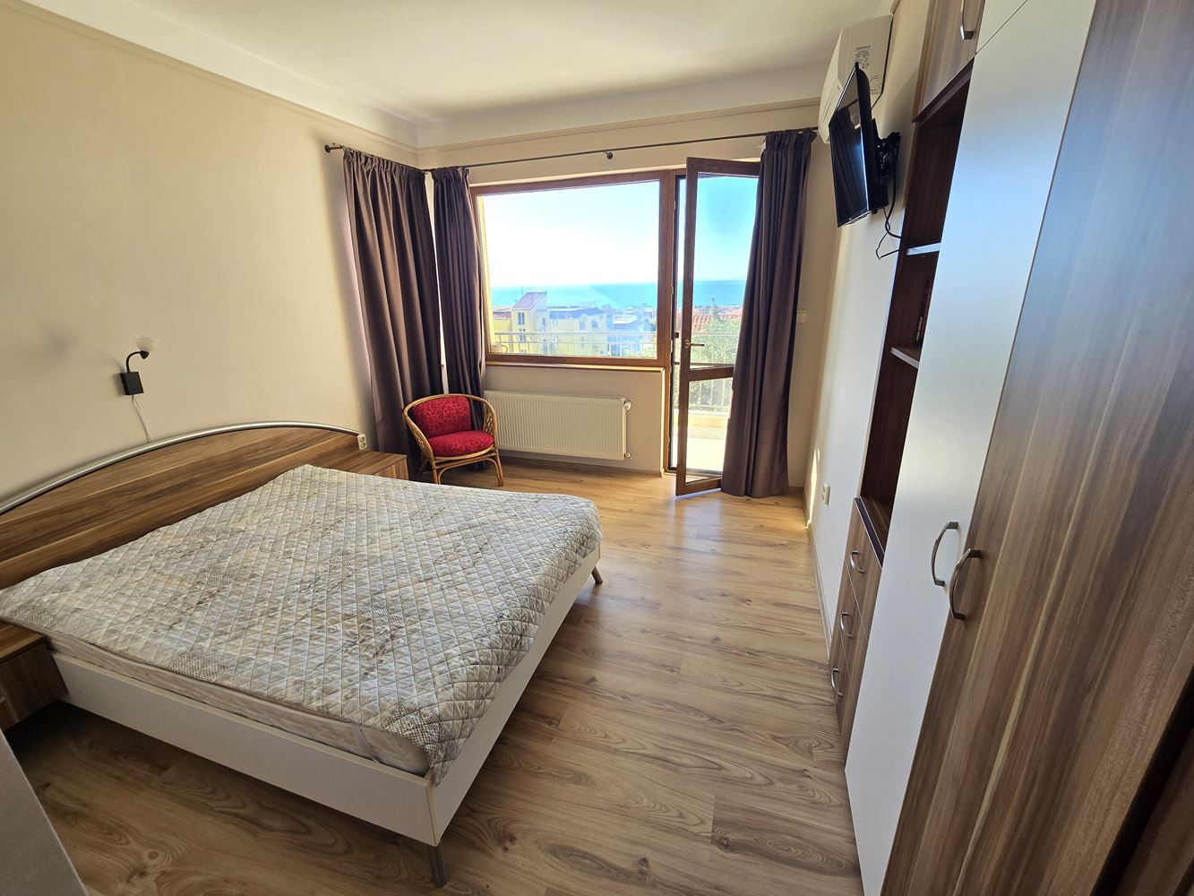 Samostatně stojící dům s panoramatickým výhledem na moře a vlastním pozemkem ve Sveti Vlas