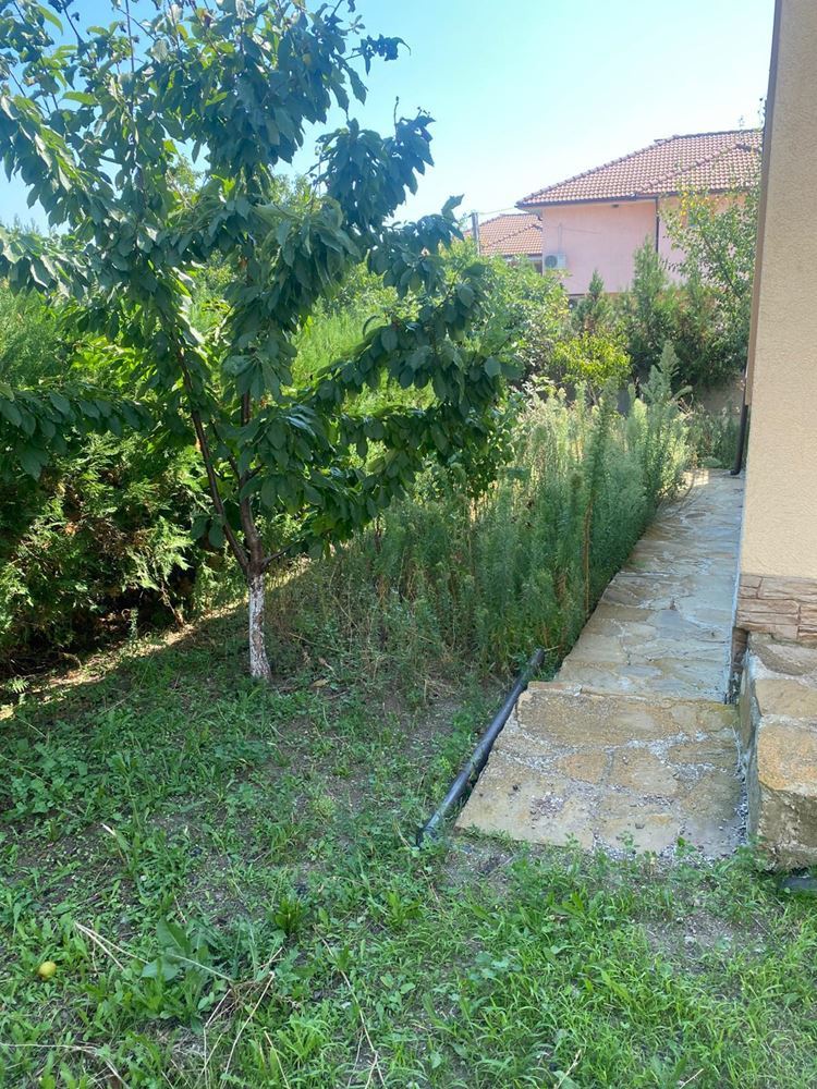 Samostatný dvoupodlažní dům v Kableshkovo – kompletně zařízený, připravený k bydlení