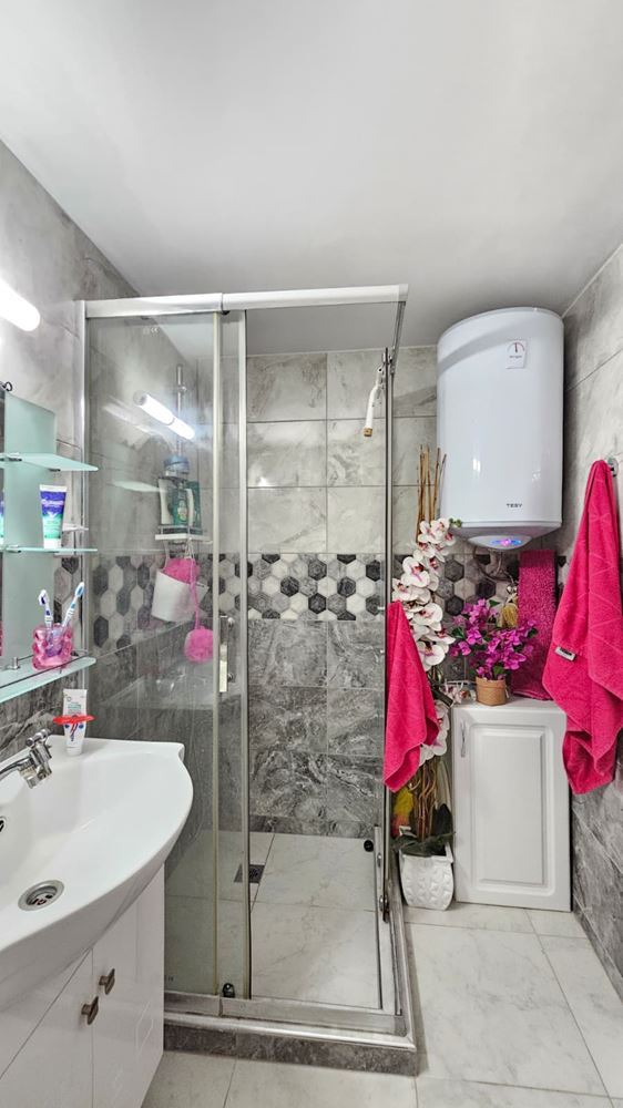 Výjimečný přízemní dům s prostornou zahradou v klidné vesnici Kosharitsa