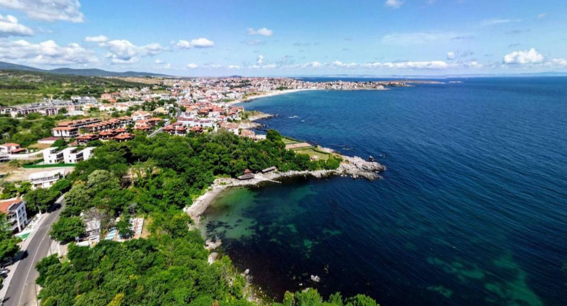 Samostatný třípodlažní dům v butikové rezidenci luxusních domů s panoramatickým výhledem na moře v Budžace – Sozopol