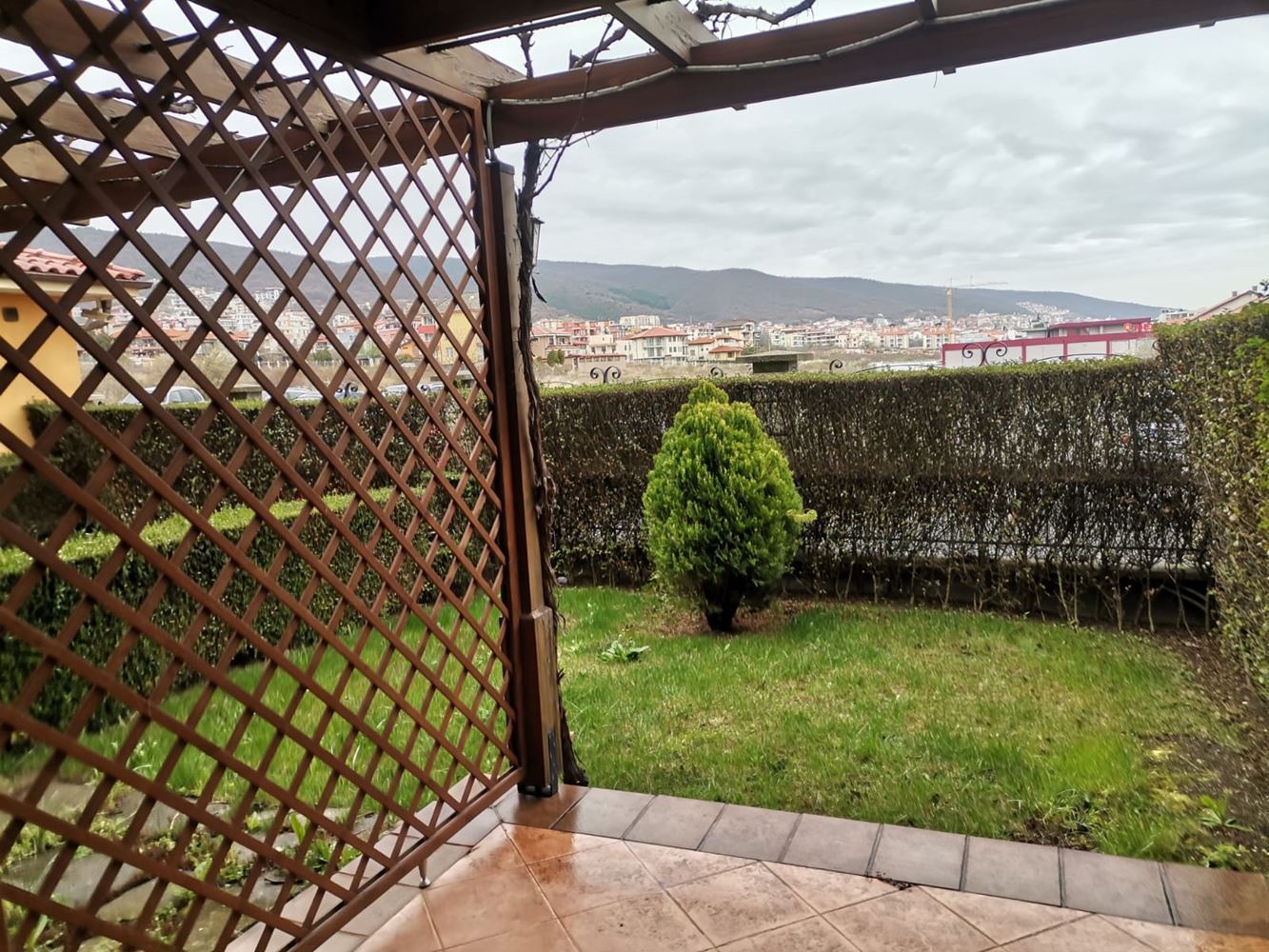 Prostorný dvoupokojový řadový dům se zahradou a terasami ve Sveti Vlas