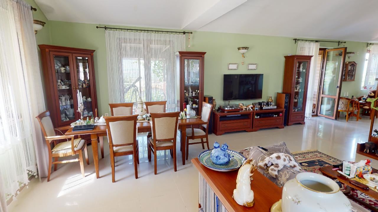 Třípatrový dům s bazénem a panoramatickým výhledem – jen 3 km od Sunny Beach