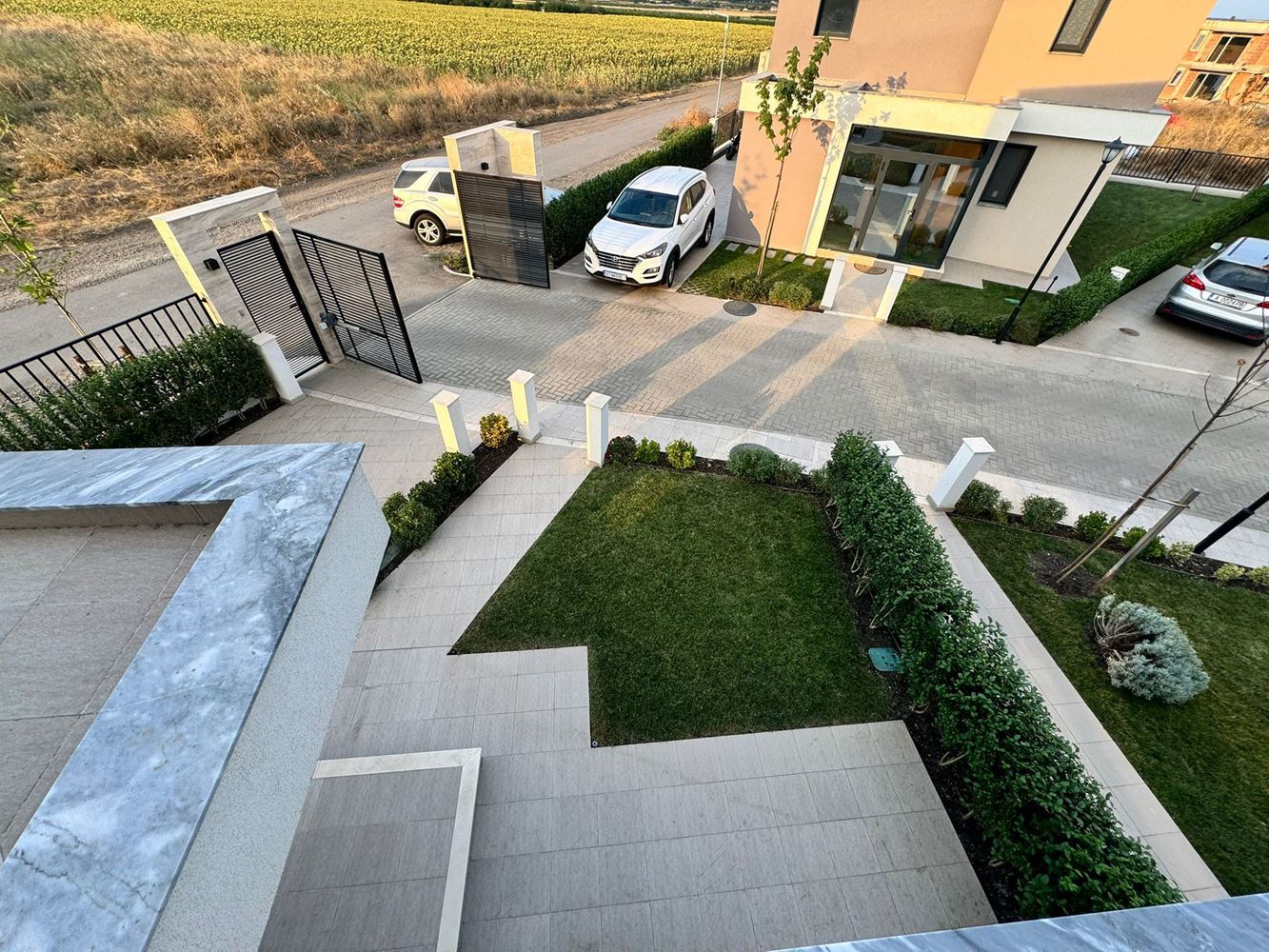 Moderní dvoupatrový dům se zahradou v luxusním komplexu mezi Pomorie a Sarafovo – styl, prostor a příroda