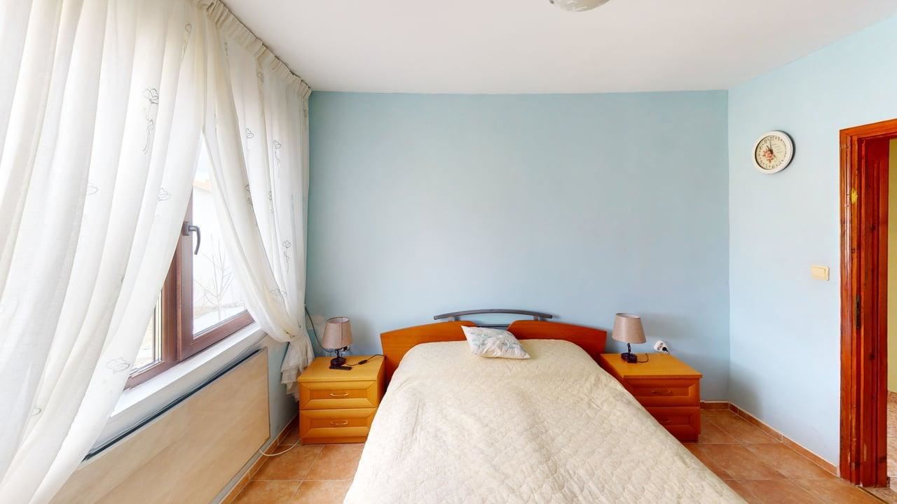 Dvoupodlažní dům ve vesnici Poroj – klid, prostor a pohodlí u moře