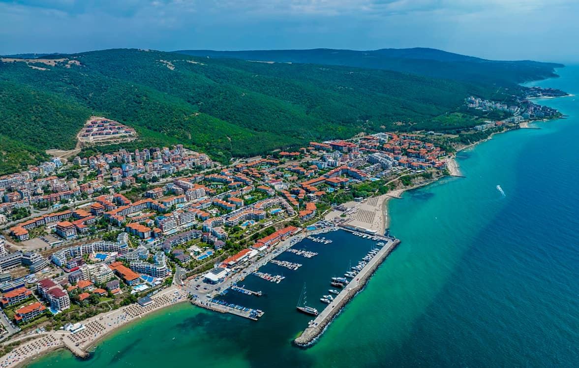 Jedinečný dvojdům v ekologickém komplexu ve Sveti Vlas – panorama moře, příroda a autentický bulharský styl