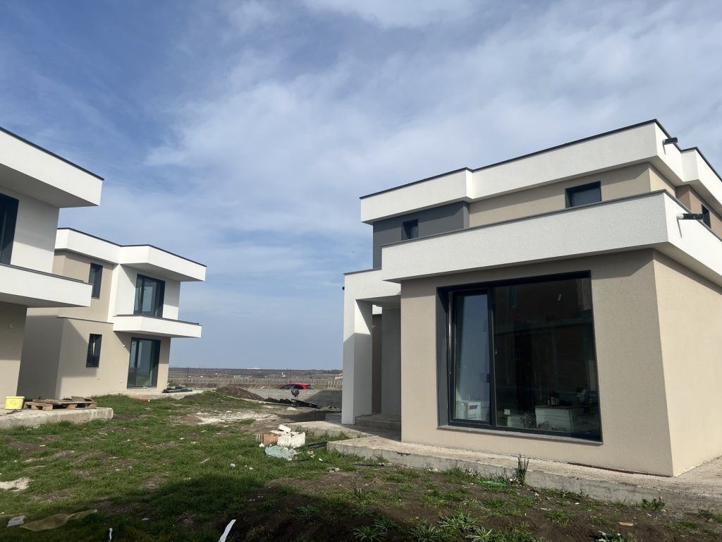 Pomorie – moderní dvoupodlažní dům se čtyřmi ložnicemi – bezpečnost, energetická účinnost a komfort bez kompromisů