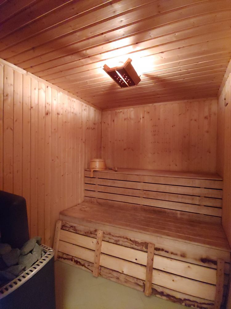 Prostorný dvoupodlažní dům s obrovskou zahradou, krbem, saunou a vířivkou v obci Drachevo