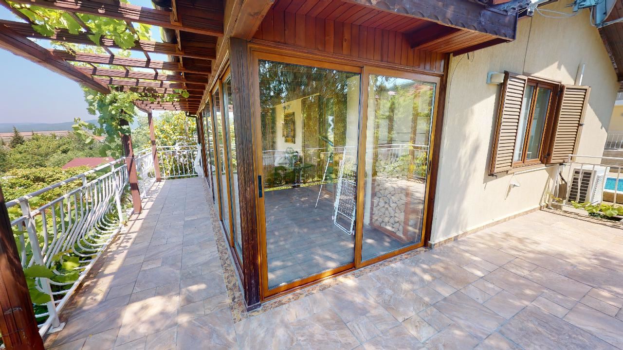 Třípatrový dům s bazénem a panoramatickým výhledem – jen 3 km od Sunny Beach