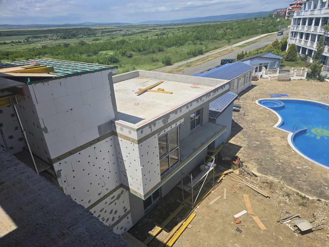 Luxusní prostorný dům s panoramatickými terasami a vlastní zahradou v moderním komplexu u moře