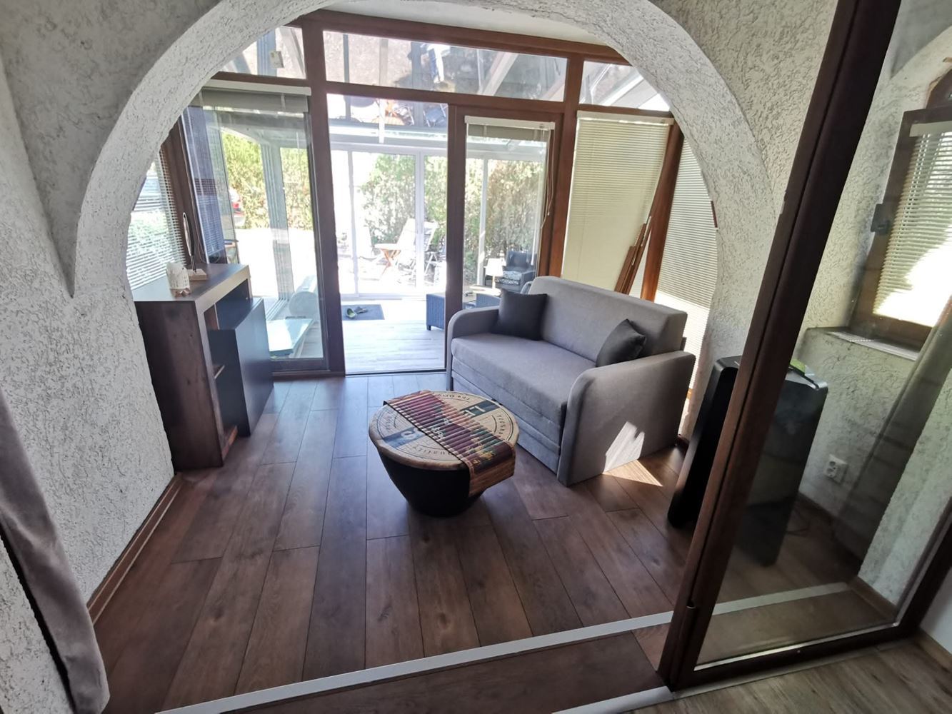 Dvoupodlažní samostatný dům v obci Goritsa – plně zrekonstruovaný domov se zahradou a krásnou verandou