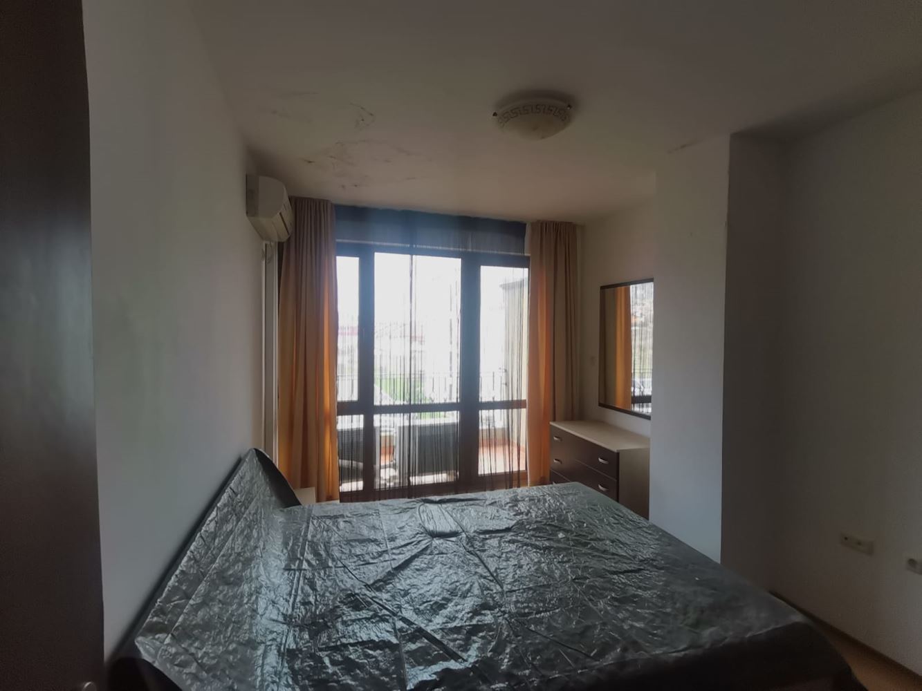 Prostorný dvoupokojový řadový dům se zahradou a terasami ve Sveti Vlas