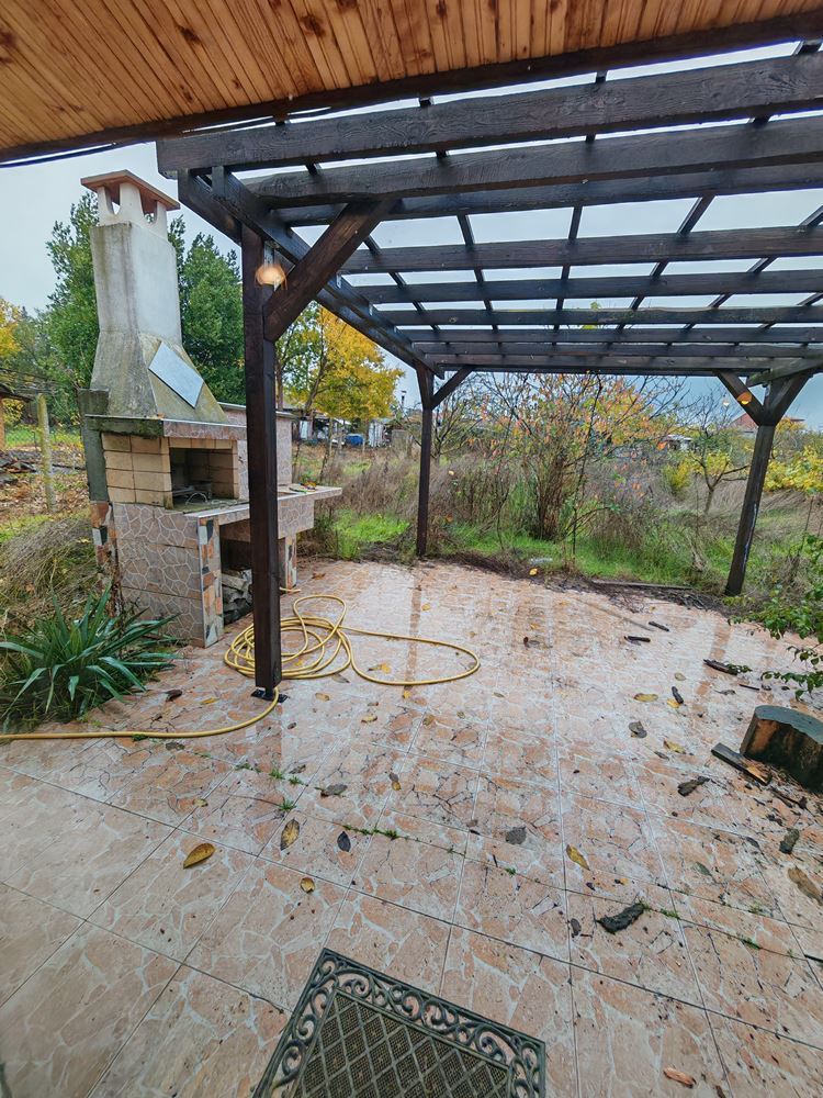 Samostatný dvoupodlažní dům s velkou zahradou a vinicí v obci Poroy – prostor, pohodlí a klid