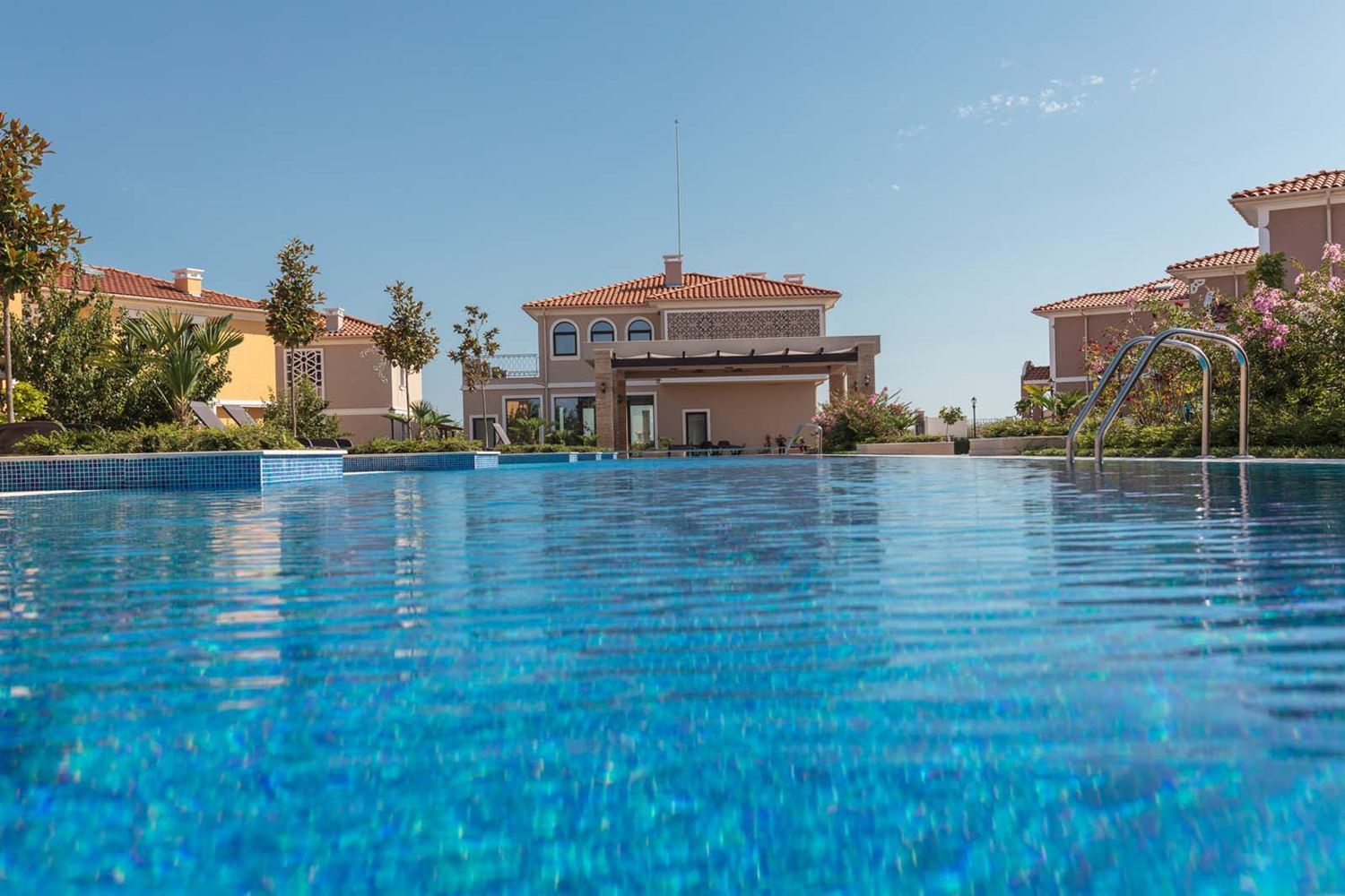 Dvoupodlažní dům se dvěma ložnicemi a parkovacím místem v moderním uzavřeném komplexu s dlouhodobým investičním potenciálem