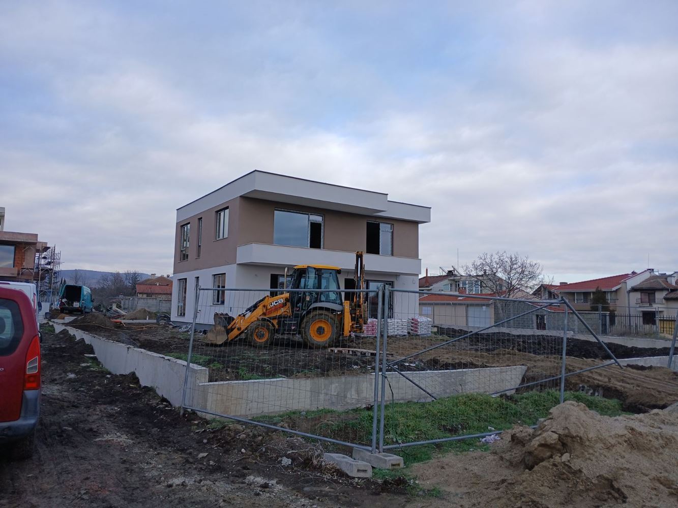 Moderní dům s pěti pokoji a pozemkem 400 m², třemi ložnicemi a bez poplatku za údržbu ve Vetrenu v Burgasu