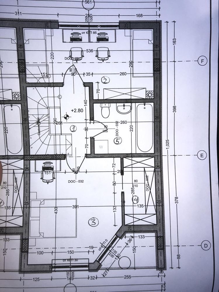 Třípodlažní řadový dům v Banevu – moderní výstavba, zahrada a dvě parkovací místa