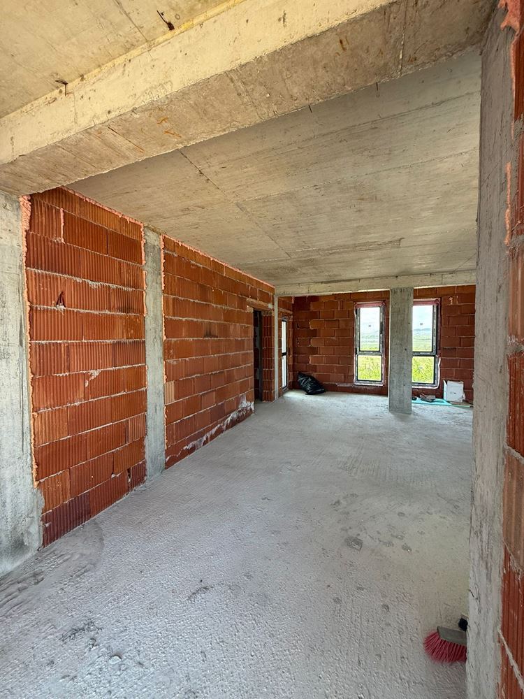 Luxusní prostorný dům s panoramatickými terasami a vlastní zahradou v moderním komplexu u moře