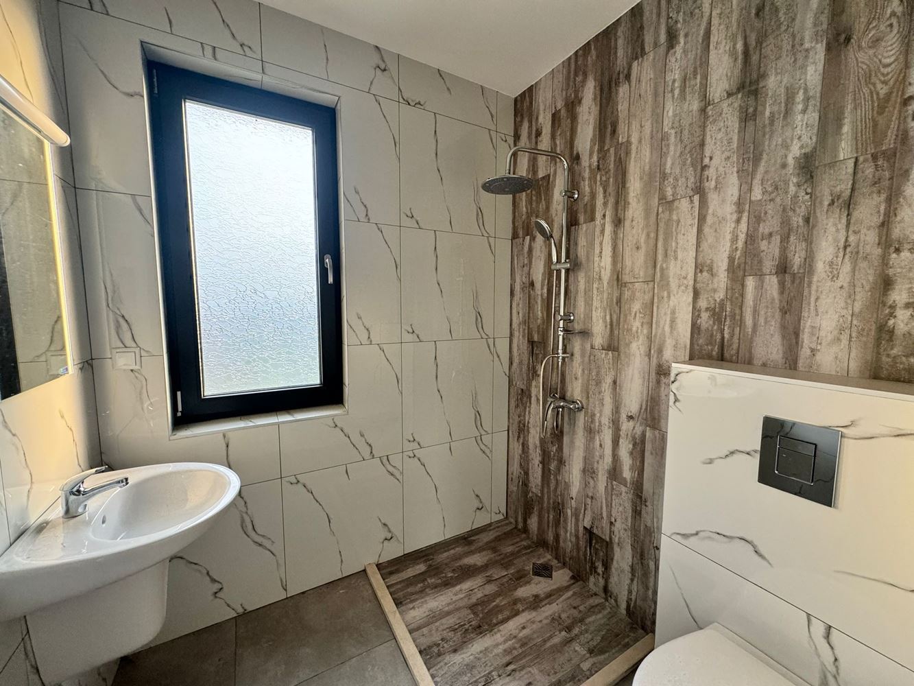 Moderní dvoupatrový dům se zahradou v luxusním komplexu mezi Pomorie a Sarafovo – styl, prostor a příroda