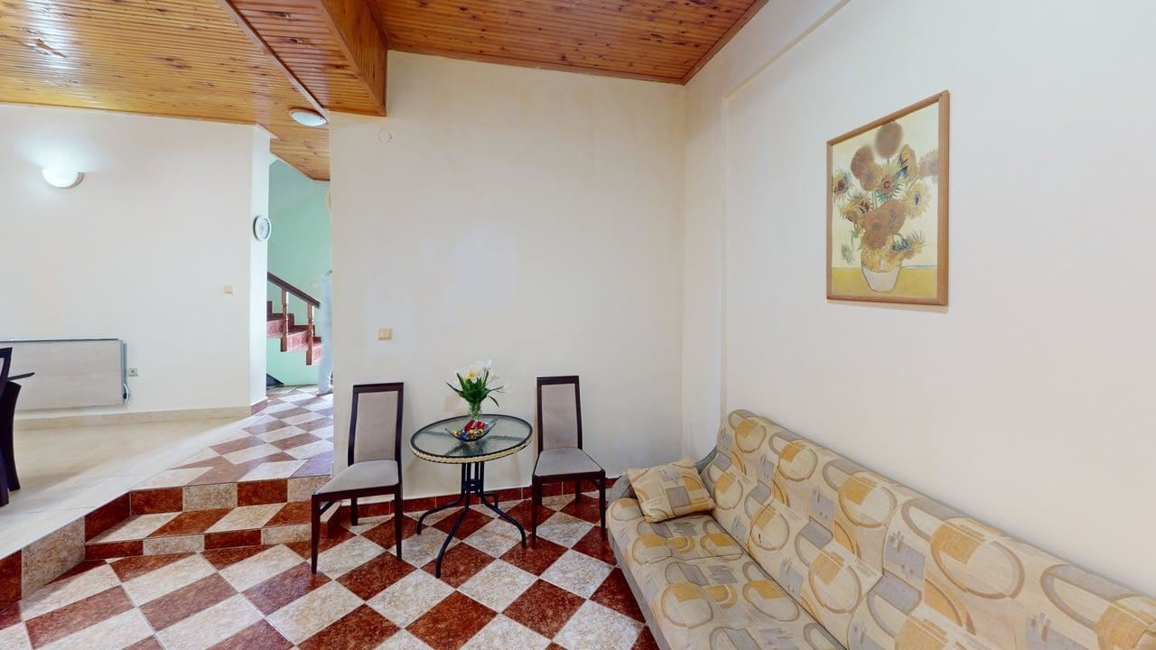 Dvoupodlažní dům ve vesnici Poroj – klid, prostor a pohodlí u moře