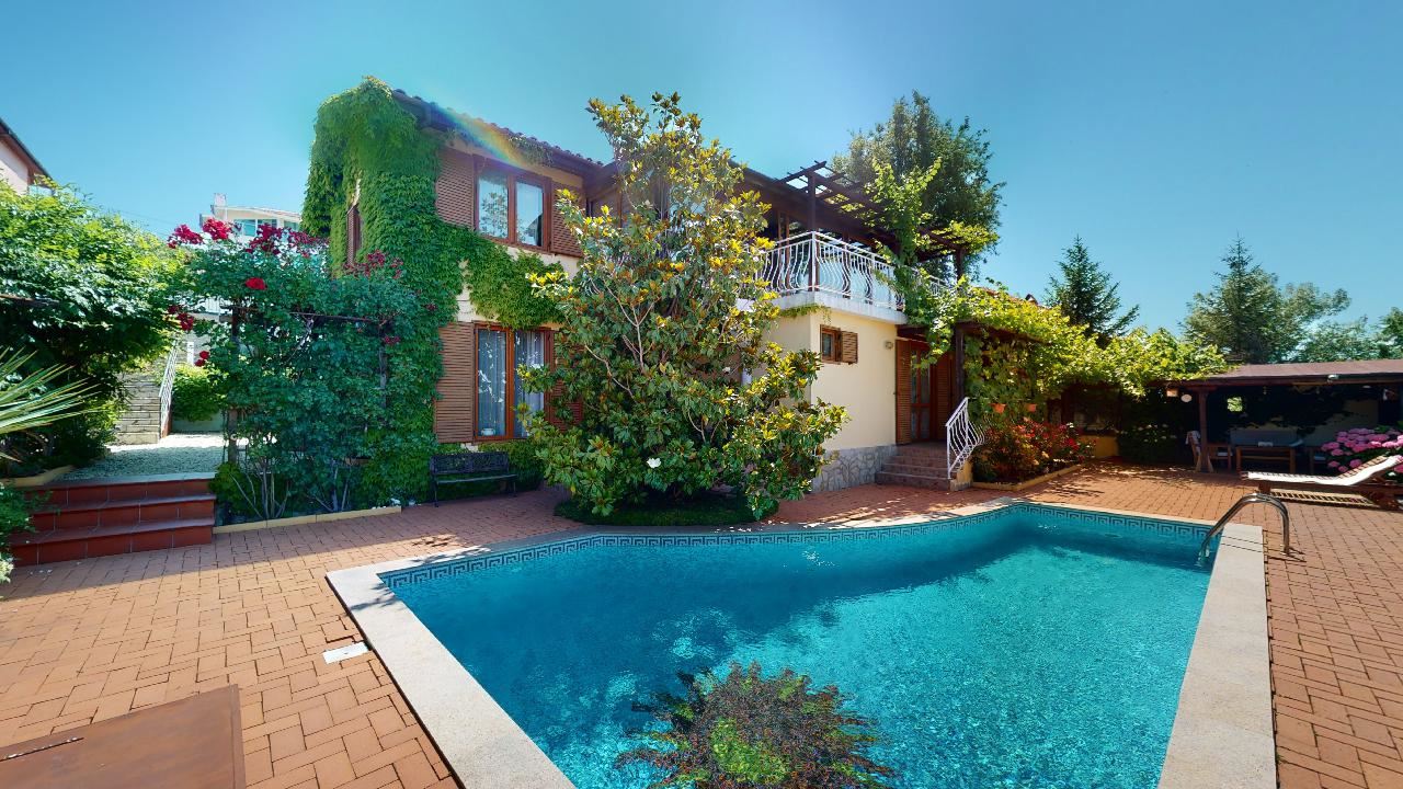 Třípatrový dům s bazénem a panoramatickým výhledem – jen 3 km od Sunny Beach