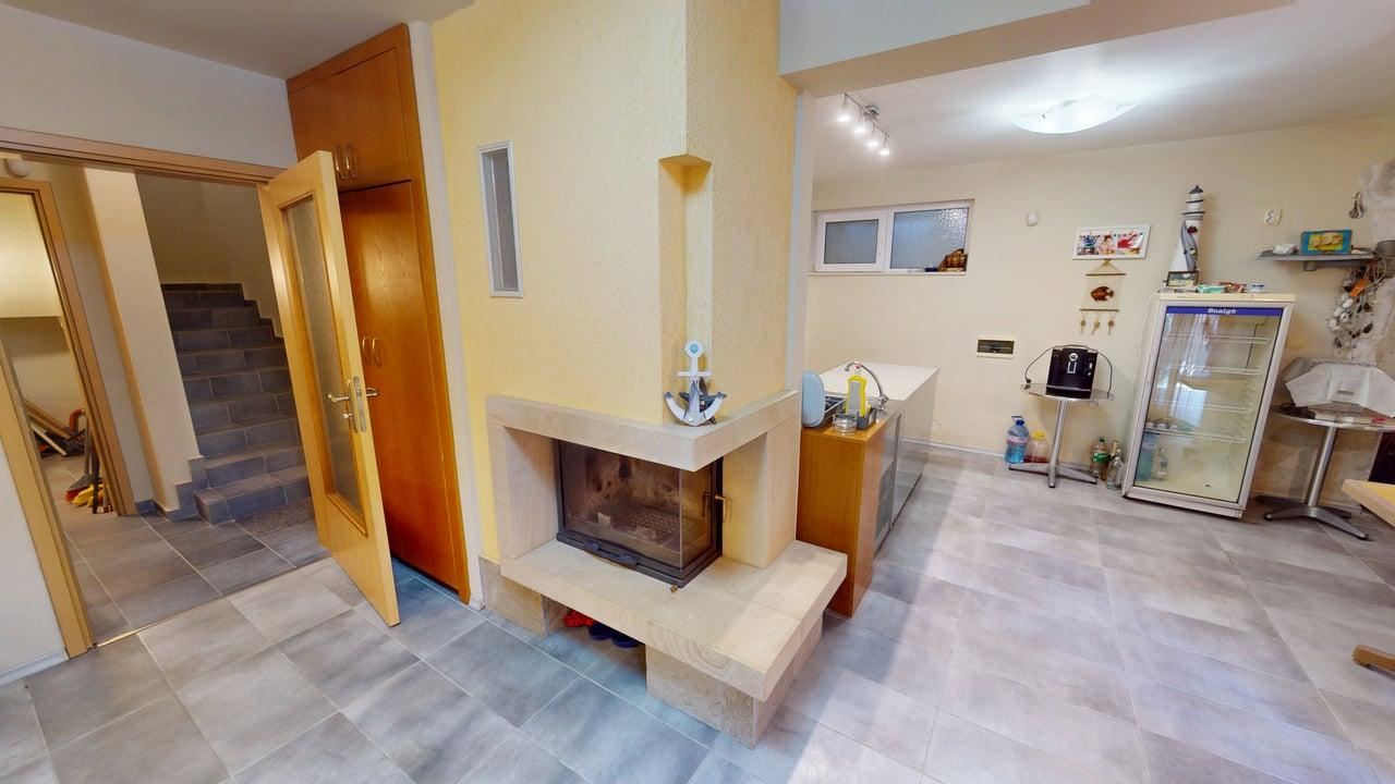 Panoramatický čtyřpatrový dům se 8 ložnicemi a výhledem na moře v letovisku Slunečný břeh – bez poplatku za údržbu